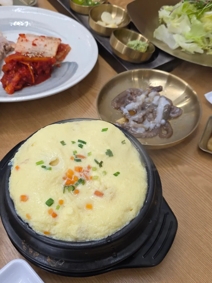 샴페인과 곁들인 제철 해산물