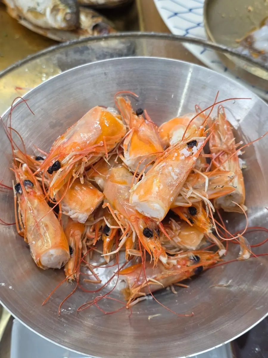 소스 없이 먹는 달콤한 생새우