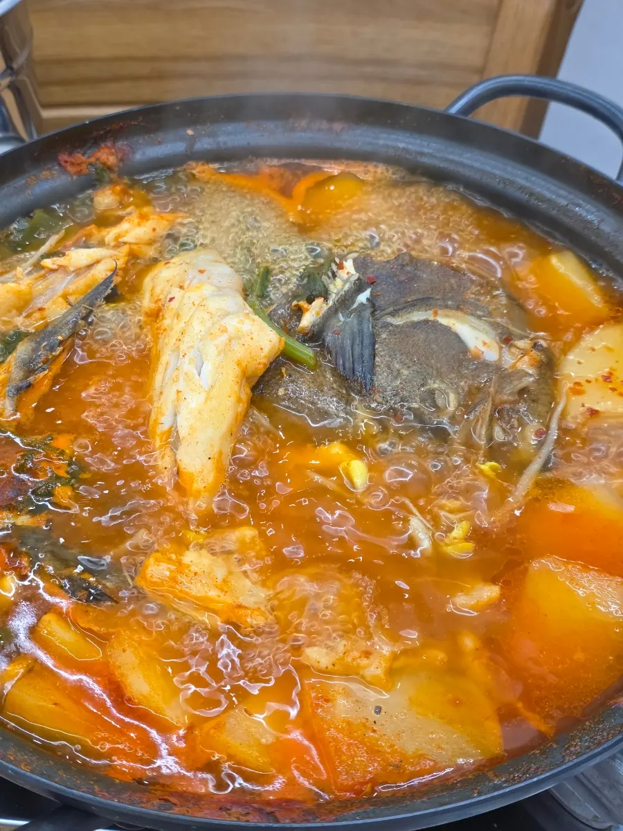 광어 머리와 채소가 들어간 매운탕