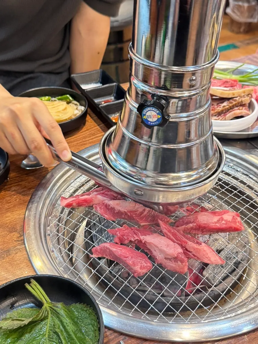 테이블에서 굽는 숯불 고기