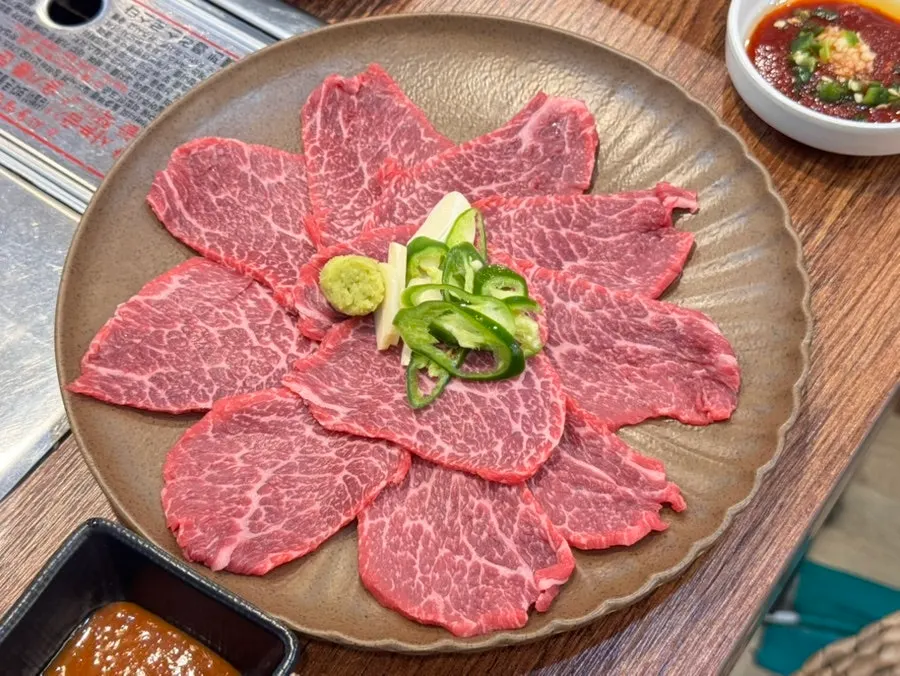 세트로 나온 육사시미와 국밥