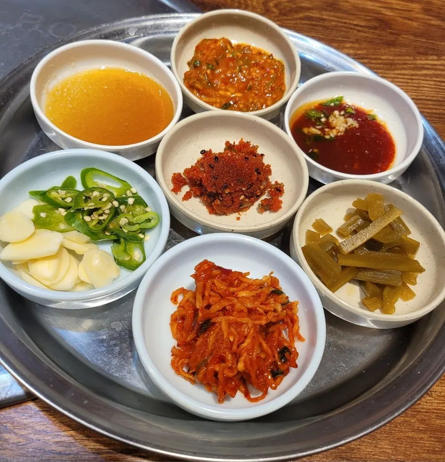 고추장아찌를 포함한 기본 반찬