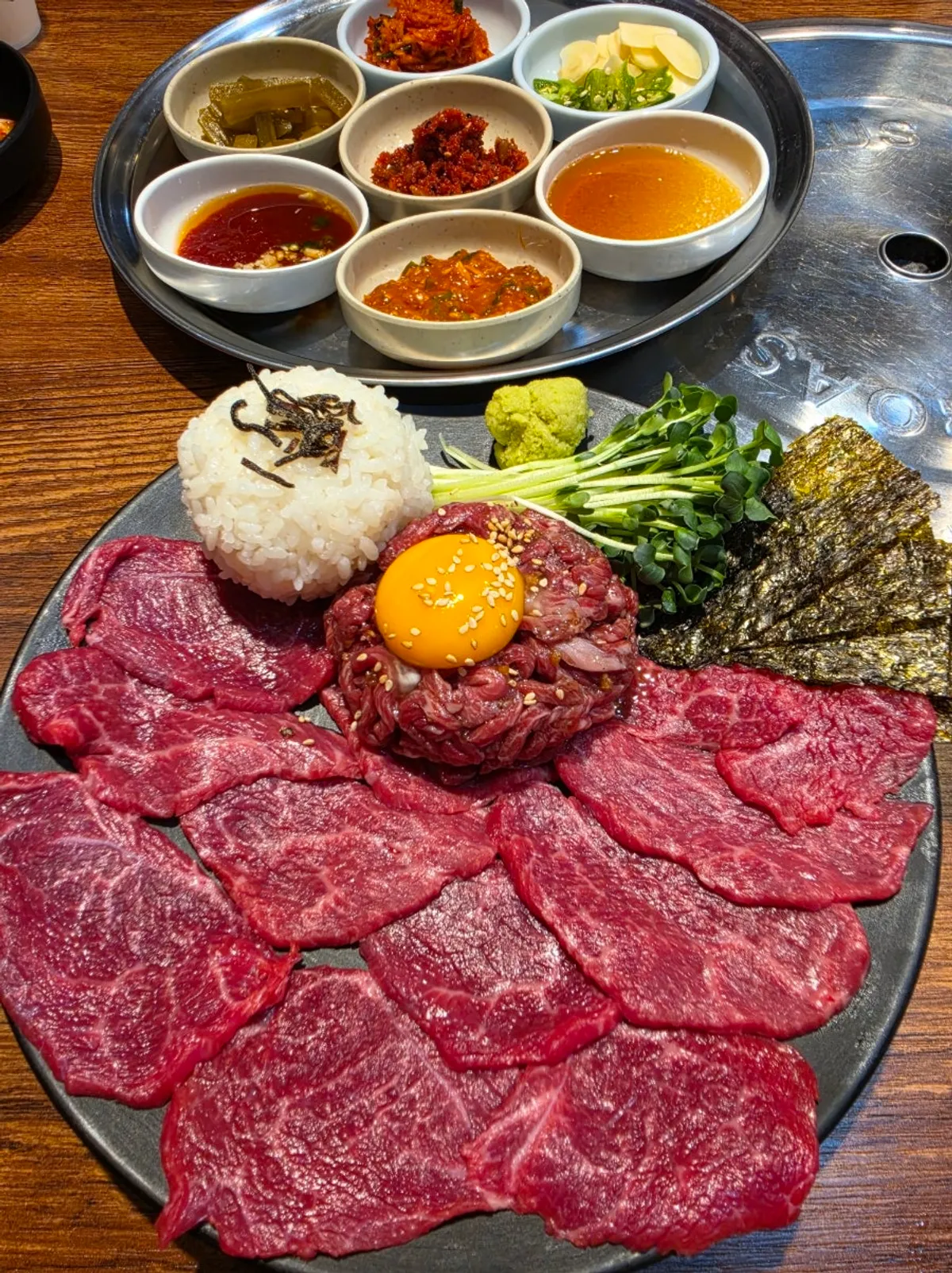 육사시미와 육회가 담긴 한 상