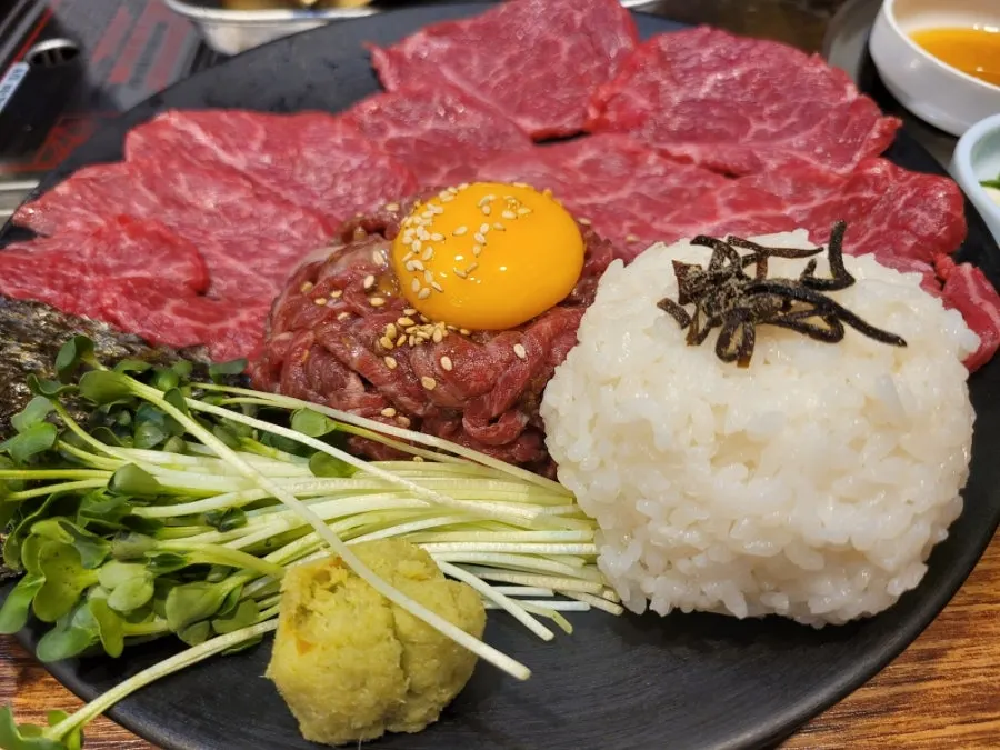 육사시미 곁들임 재료와 밥