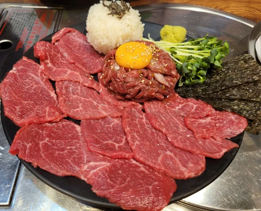 넓게 썰어 낸 꾸릿살 육사시미