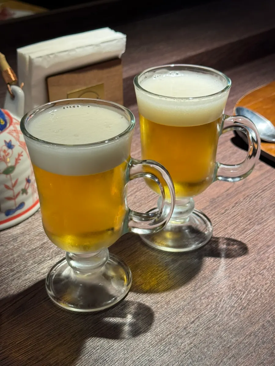 코스와 함께 주문한 기린 생맥주 두 잔