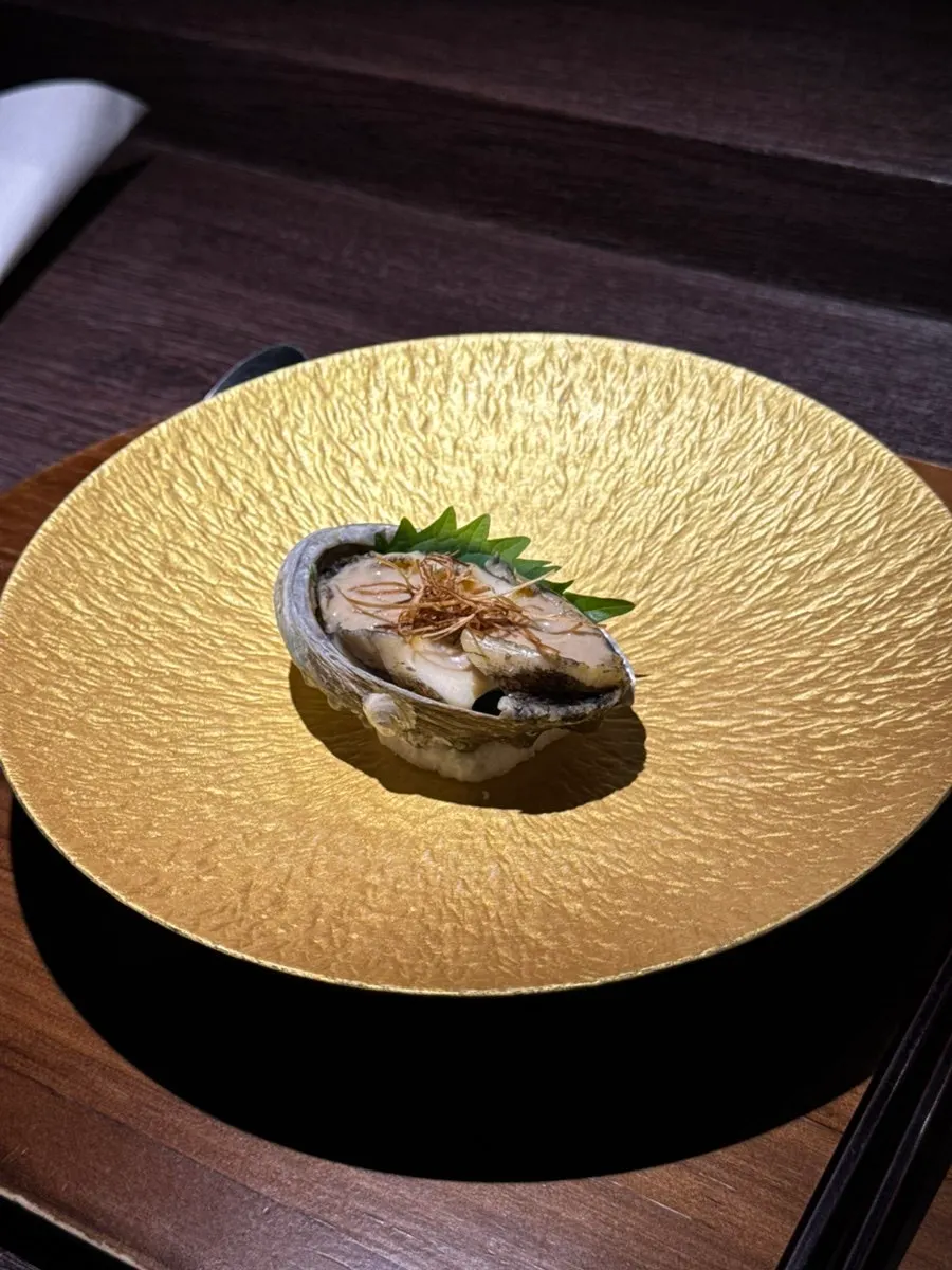 참깨 드레싱을 올린 단야 전복찜