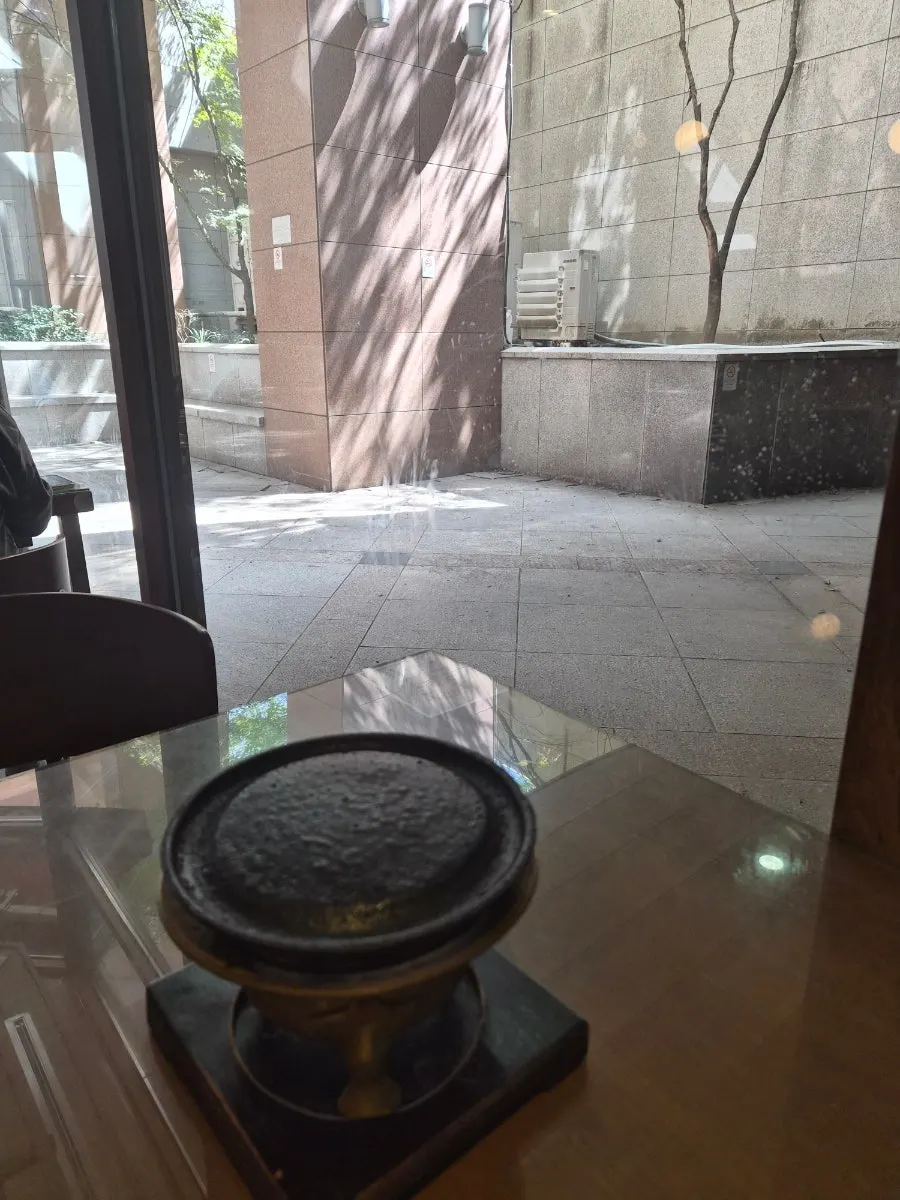 Sunken-structure dining room at Gyudo Mapo Gongdeok Main Branch