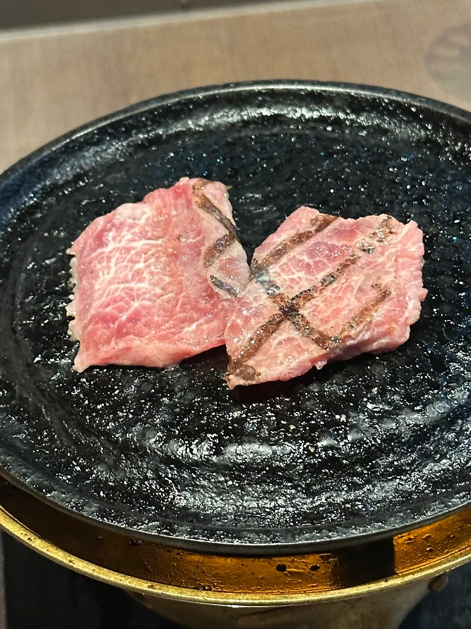 화로 위에 올린 훈연 고기
