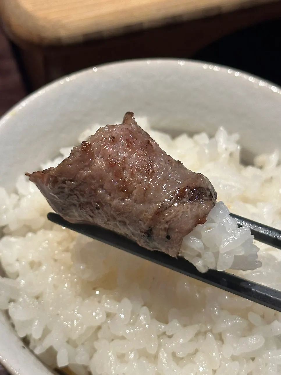 밥 위에 올린 구운 고기
