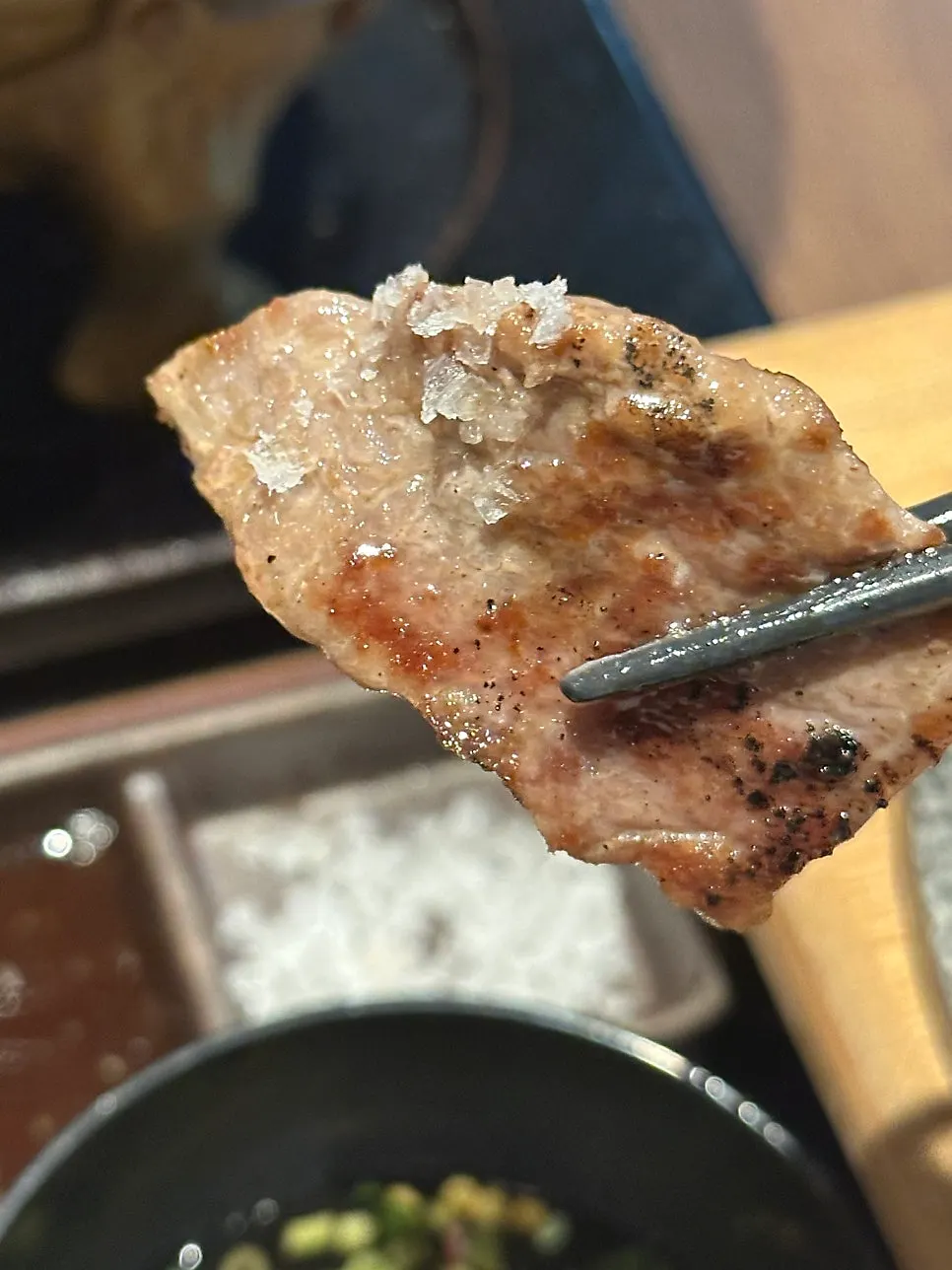 소금과 함께 먹는 구운 고기