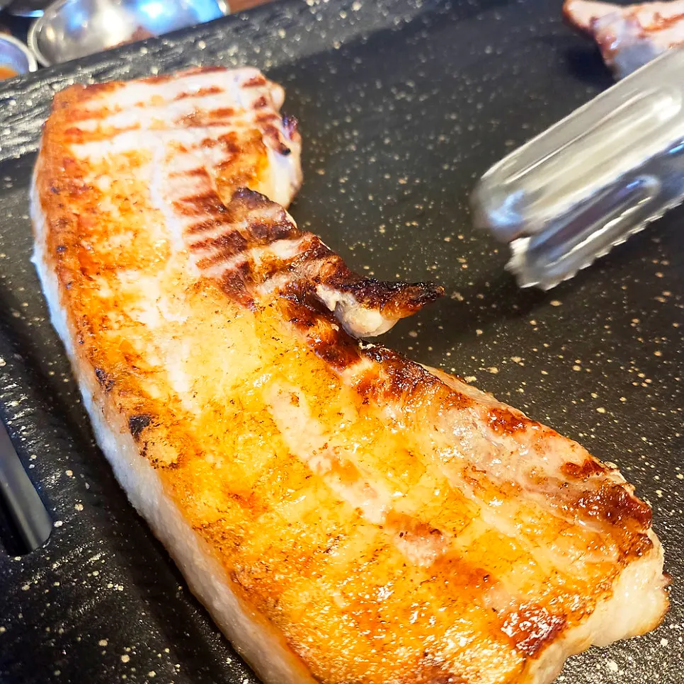 삼겹살 밑반찬과 특제 소스 접시