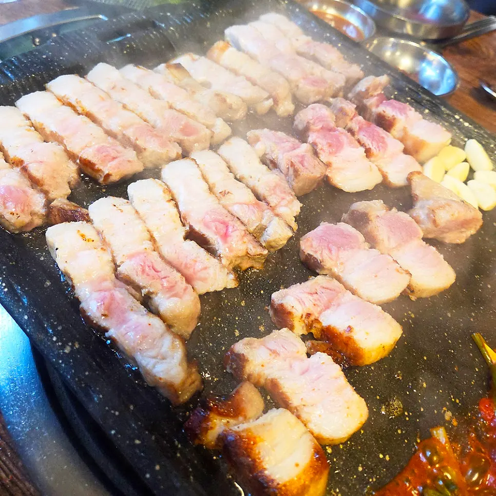 초벌한 통삼겹을 올린 돌판