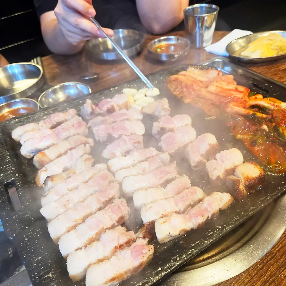 돌판 위에서 익어가는 삼겹살