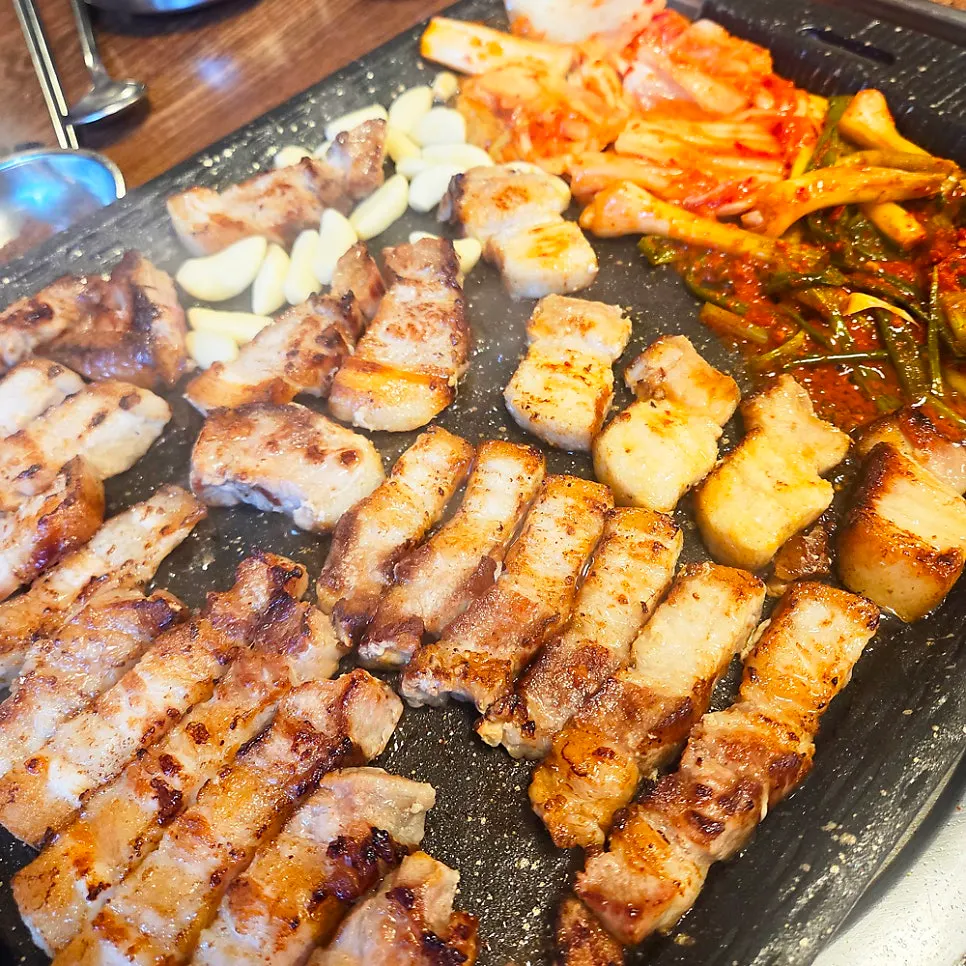 불맛 입힌 노릇한 삼겹살 클로즈업