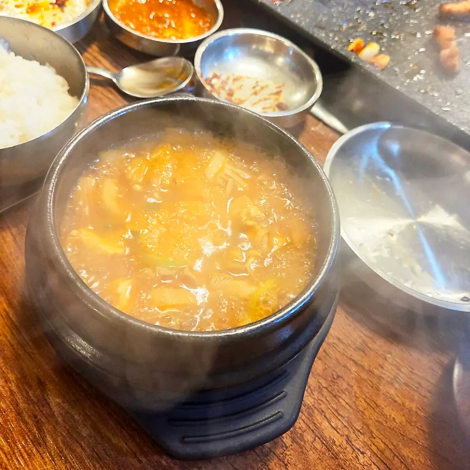 계란과 오이 고명을 올린 짜게치