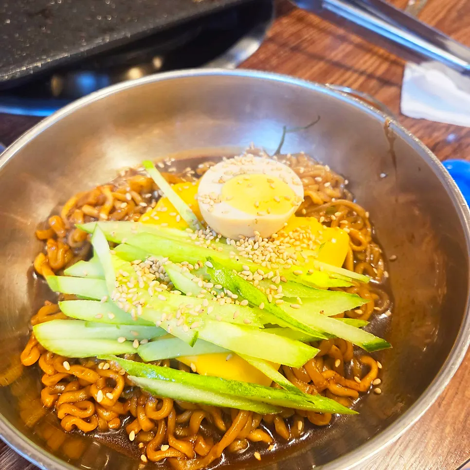 된장찌개와 밥 후식 상차림