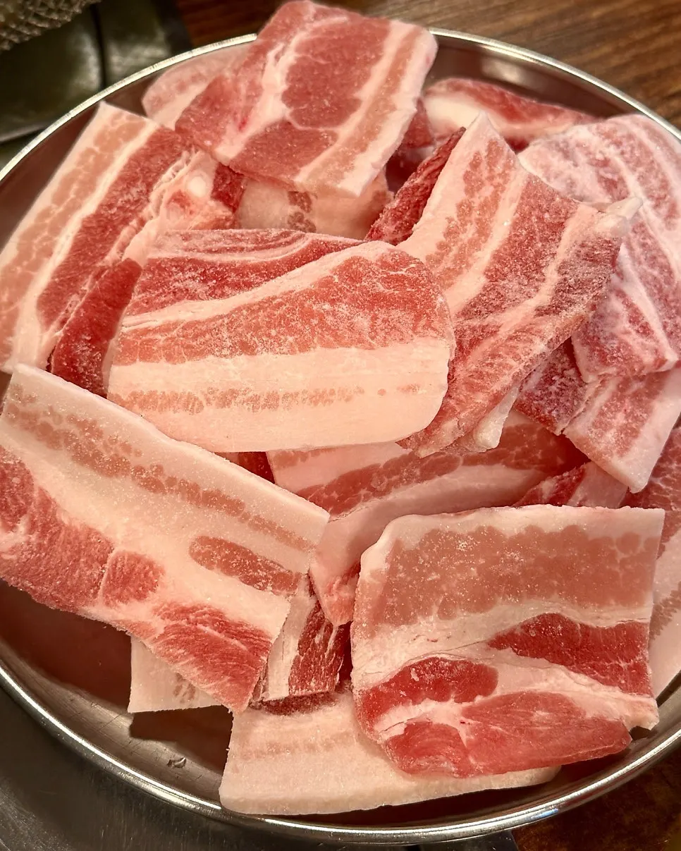 접시에 담겨 나온 냉동삼겹살 2인분