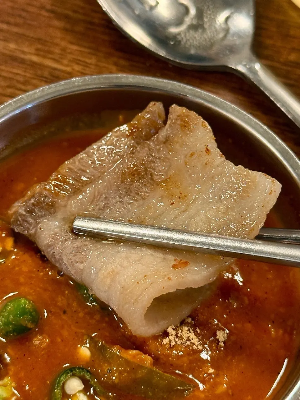 후추 뿌려 구운 냉삼 한 점