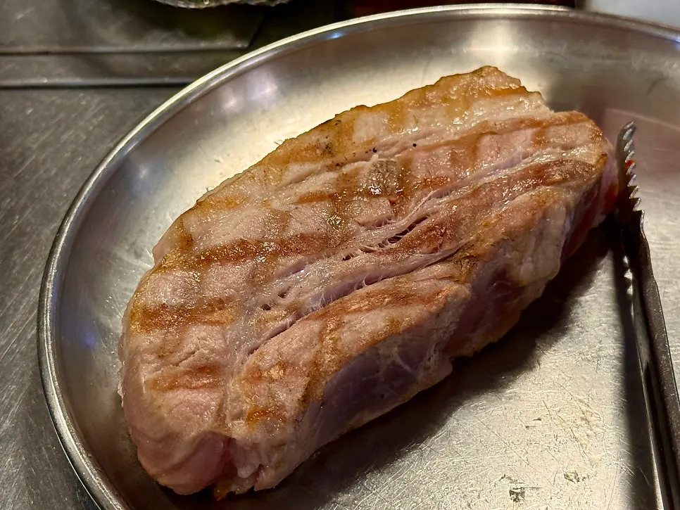 상추에 싸 먹는 냉동삼겹살 한 쌈