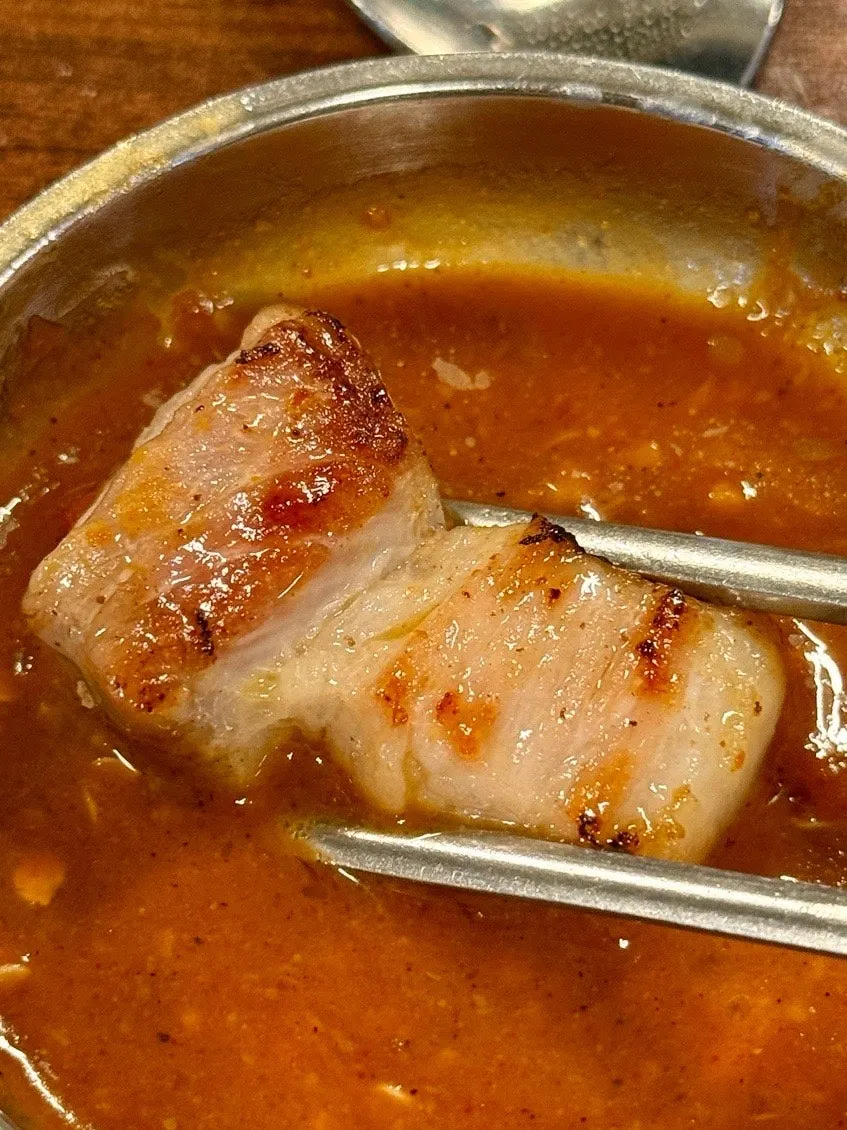 직원이 잘라준 통삼겹살 조각