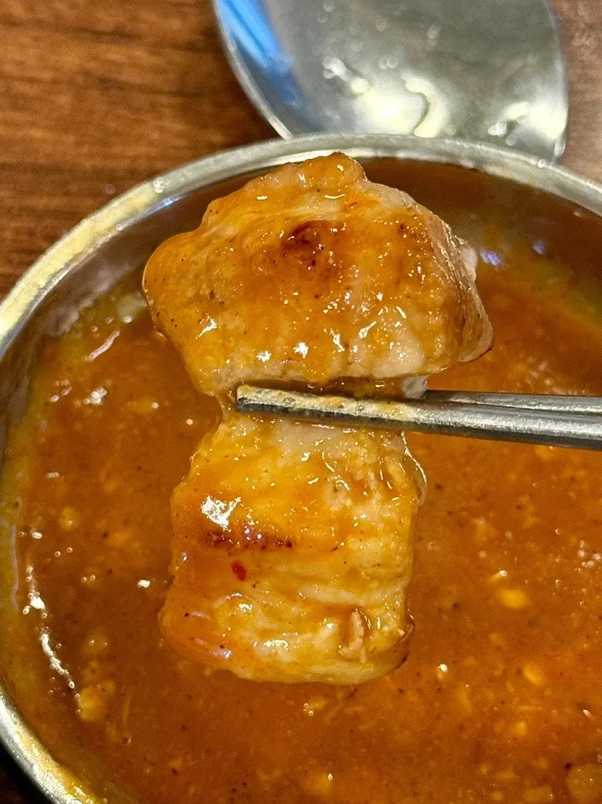 특제 소스에 찍은 통삼겹살