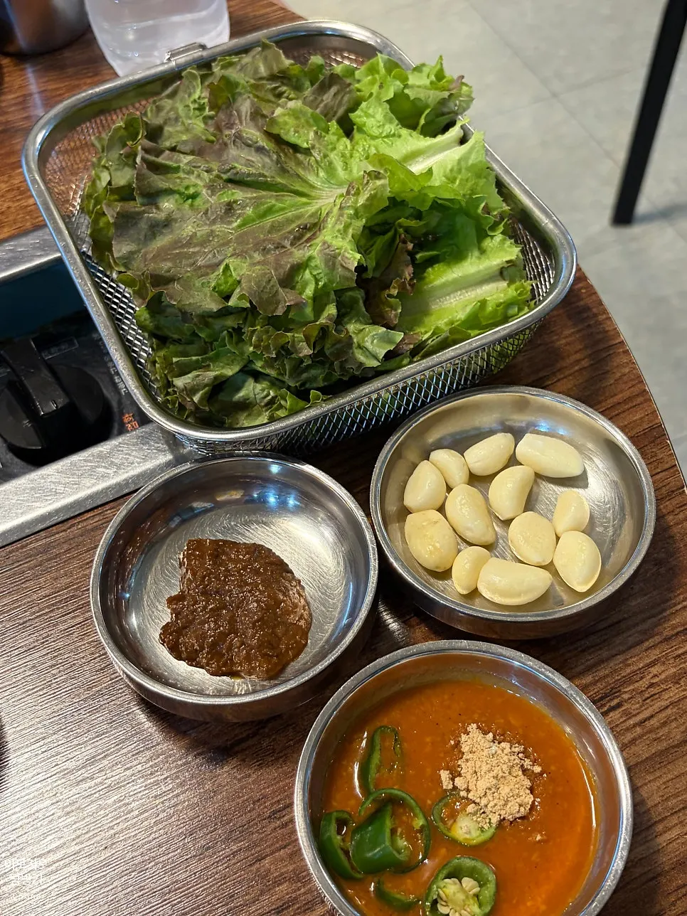 쌈채소와 김치가 놓인 기본 상차림