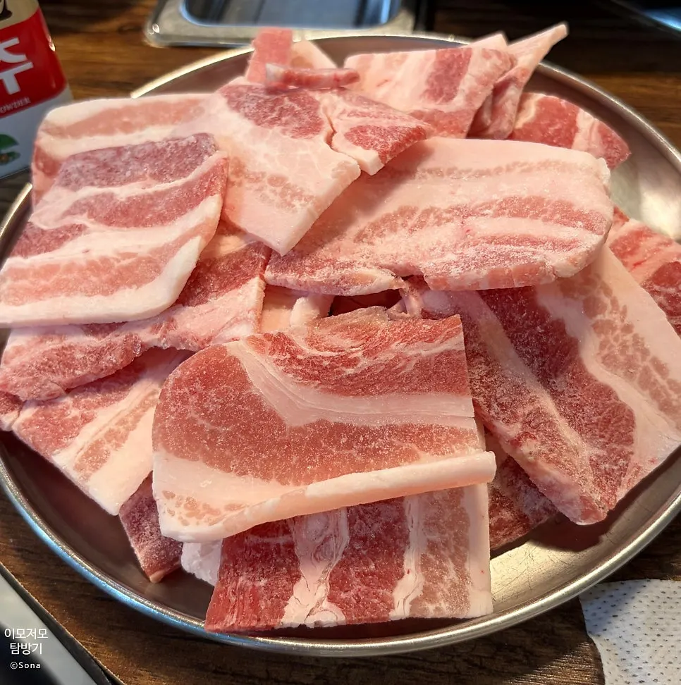 불판에 한 장씩 올린 냉동삼겹