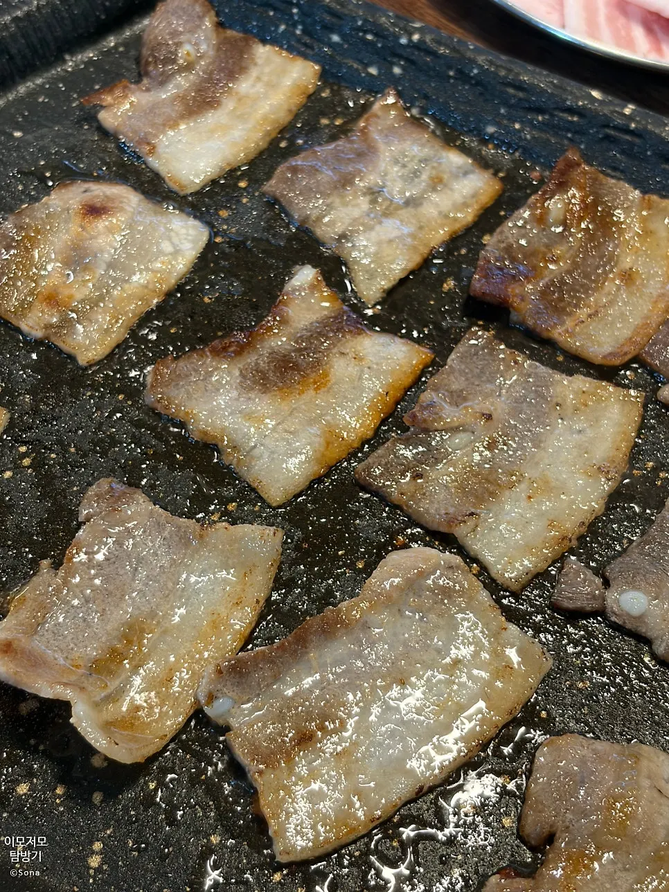 노릇하게 구워진 냉동삼겹살