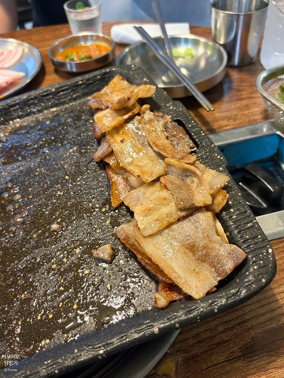 고기 기름에 함께 굽는 파김치와 배추김치