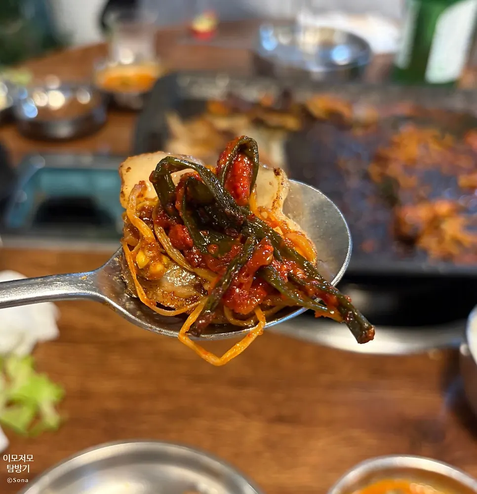 상추에 냉삼과 밥, 파김치를 올린 쌈