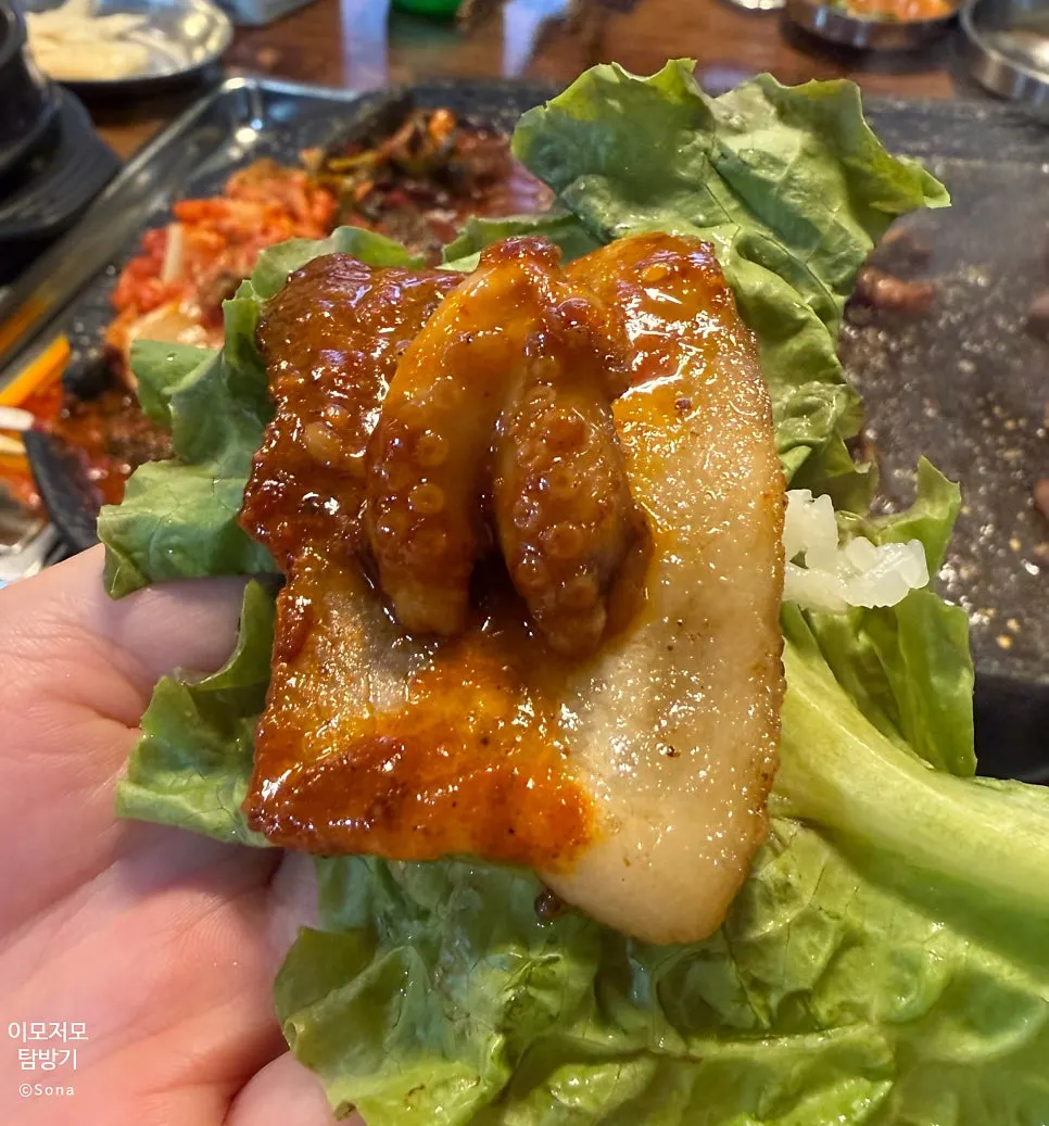 불판에서 볶아진 불쭈꾸미와 콩나물