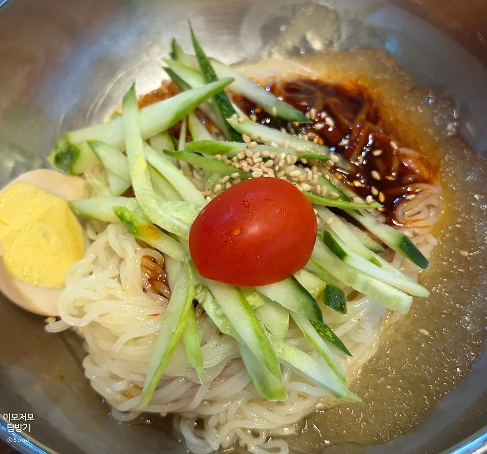 오이와 계란이 올라간 찰비빔면