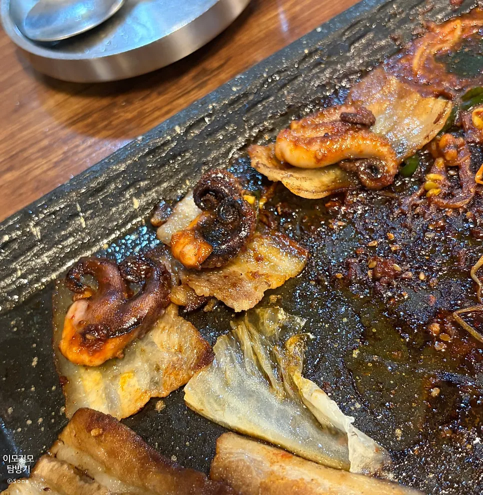 비빈 찰비빔면에 올린 냉삼 한 점