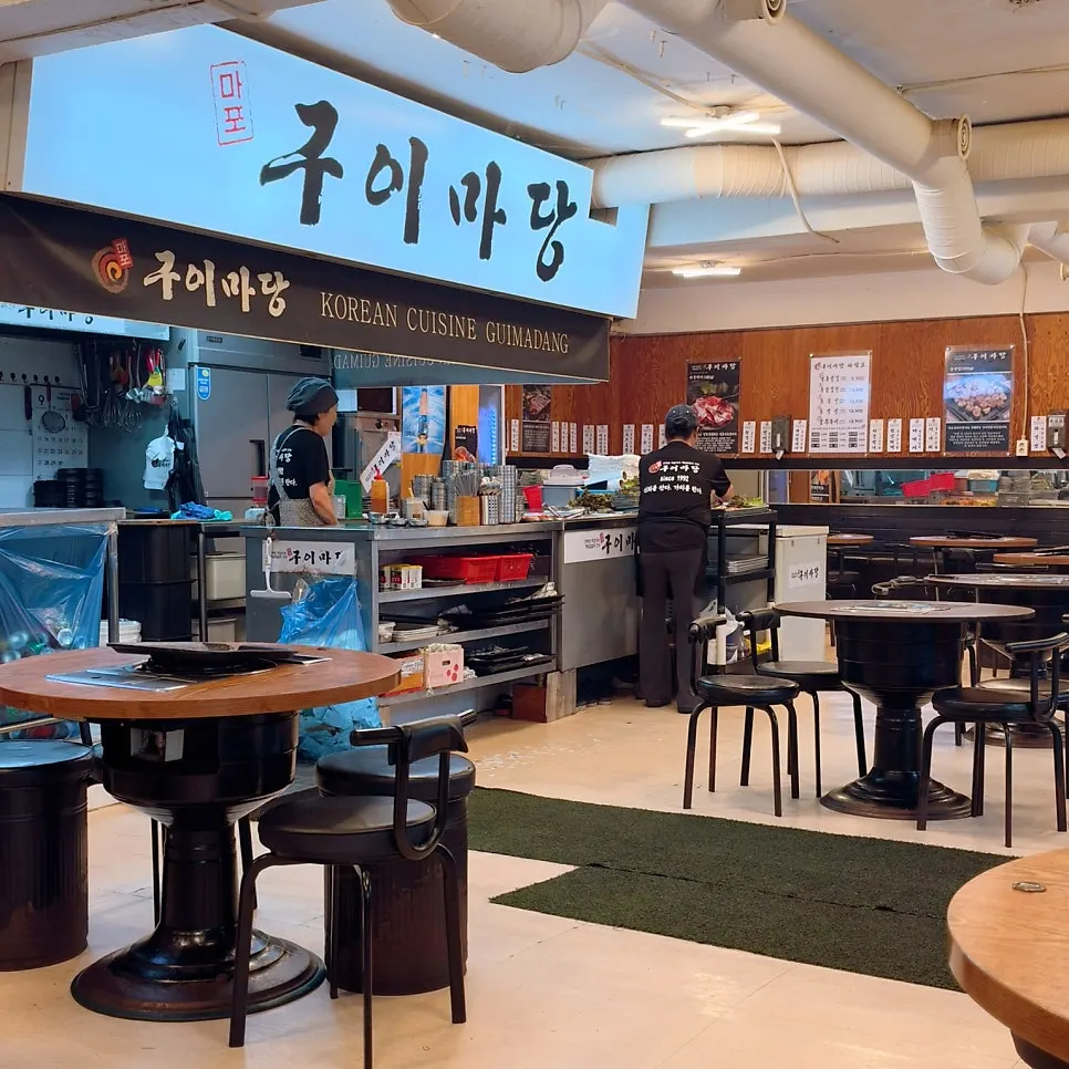 4人席テーブルが並ぶマポクイマダンの店内