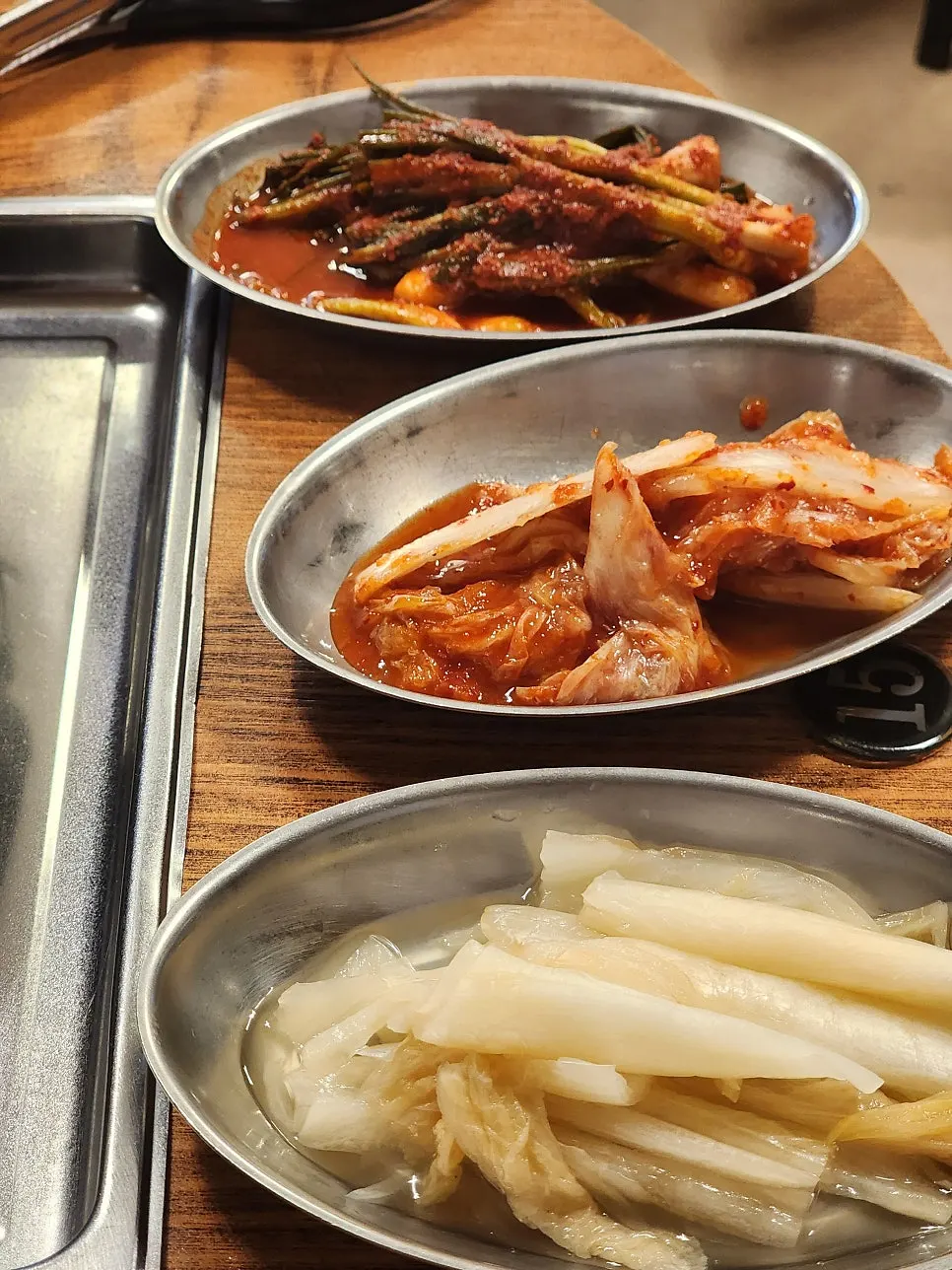 통삼겹살과 함께 차려진 기본 반찬