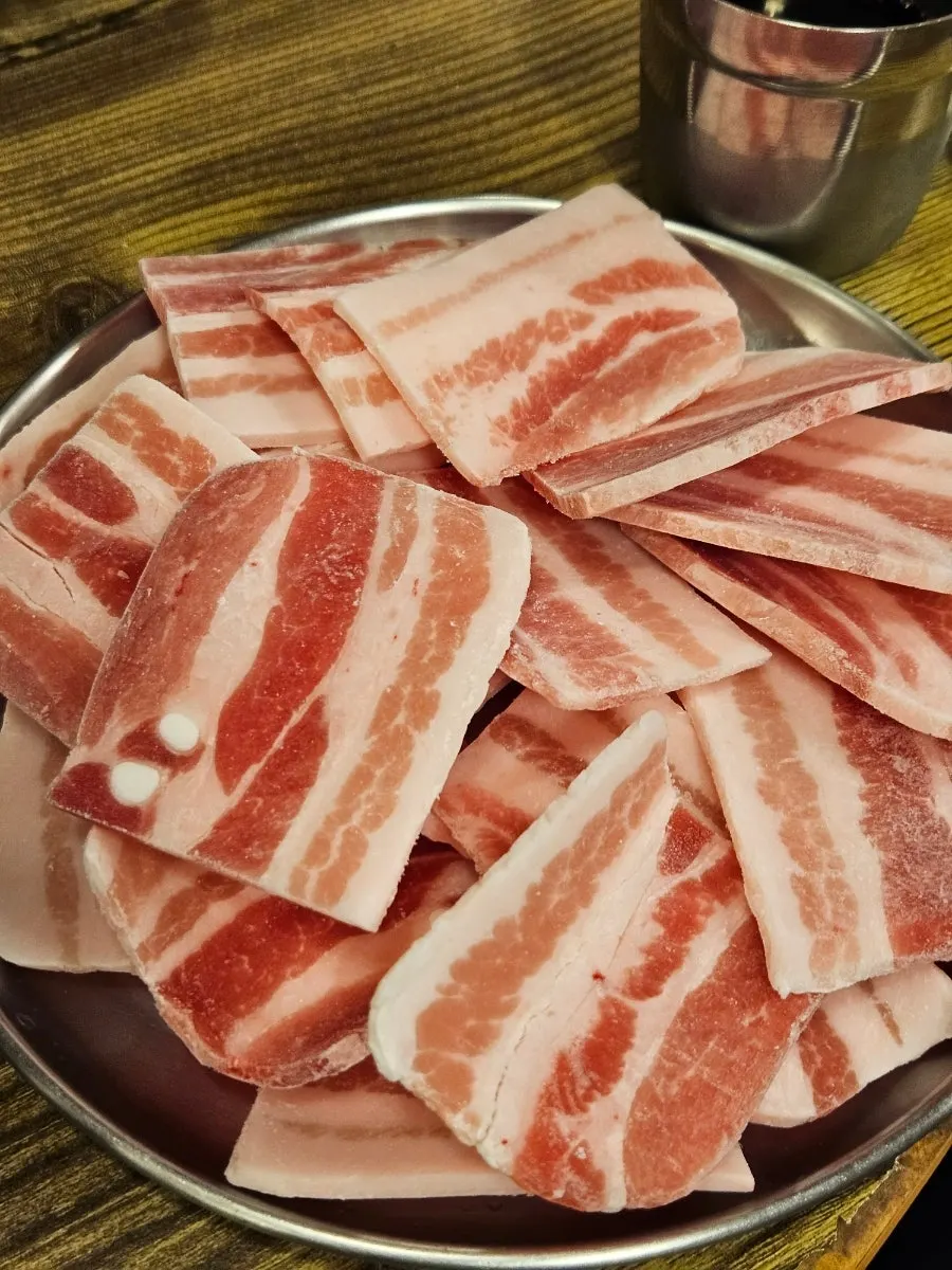 구워 먹는 김치가 놓인 테이블