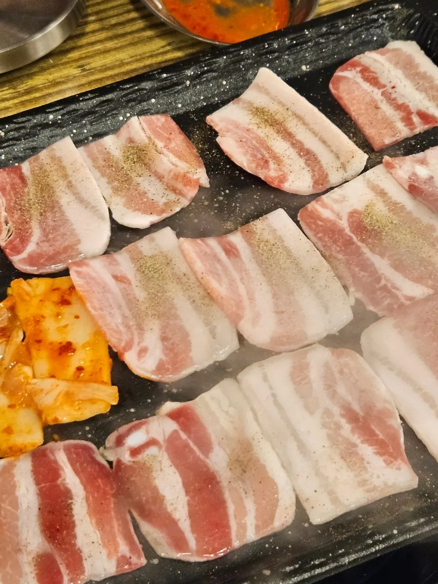 주문한 냉동삼겹 2인분 접시
