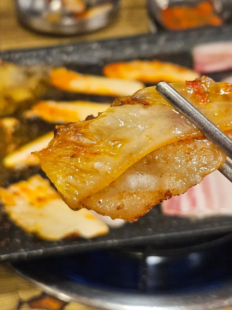 노릇하게 구워진 냉삼과 구운 김치