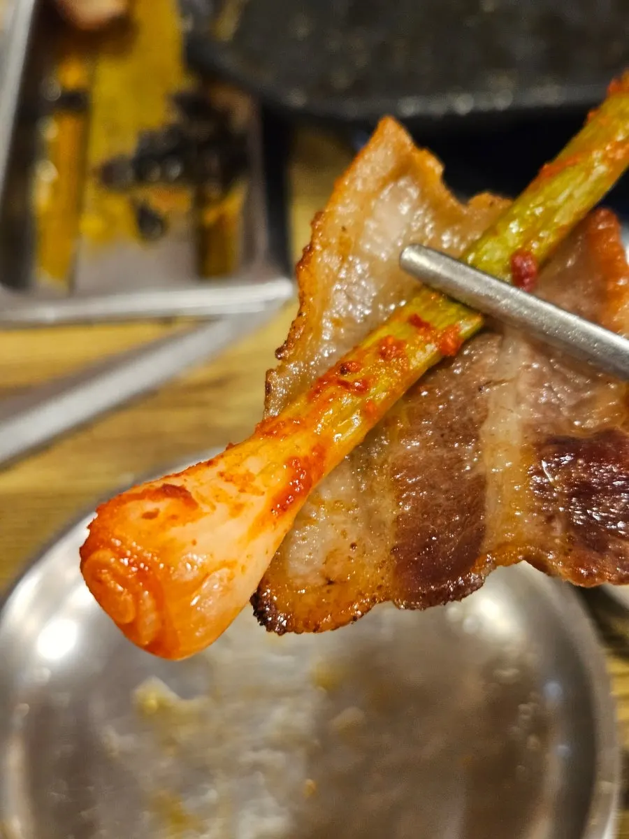 파김치와 함께 먹는 냉동삼겹살
