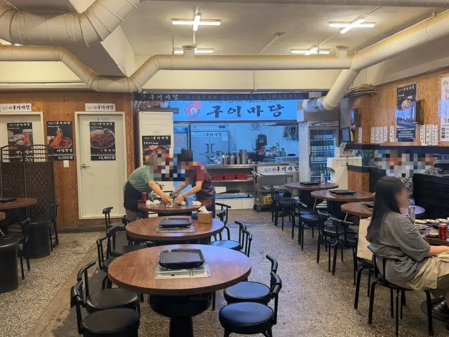레트로한 분위기의 고깃집 실내 테이블