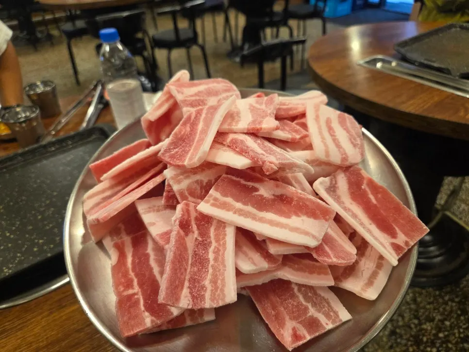 Thinly sliced, flash-frozen pork belly