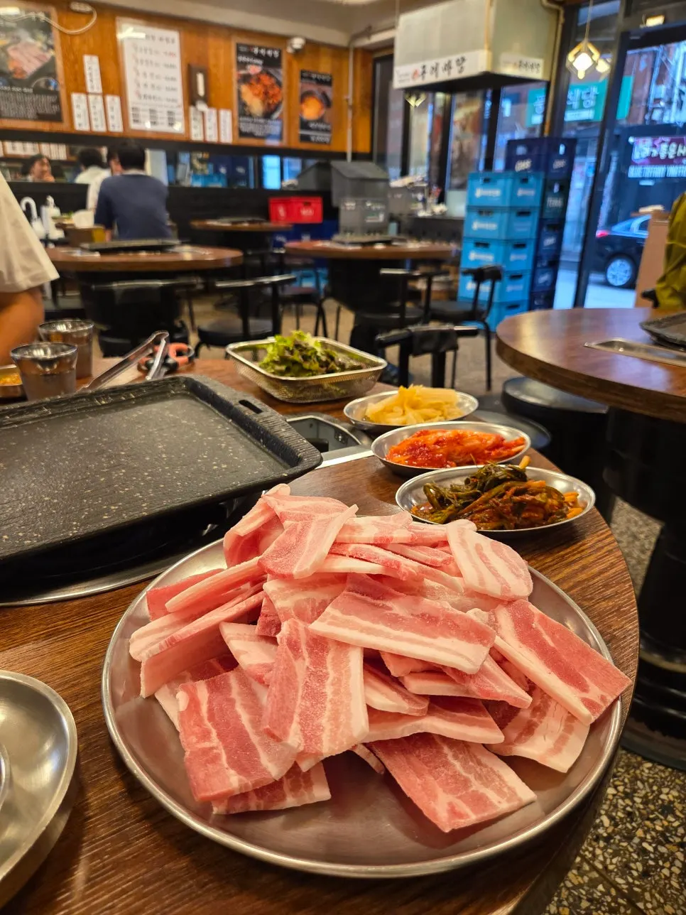 Price sign for frozen pork belly, 200g for ₩9,900