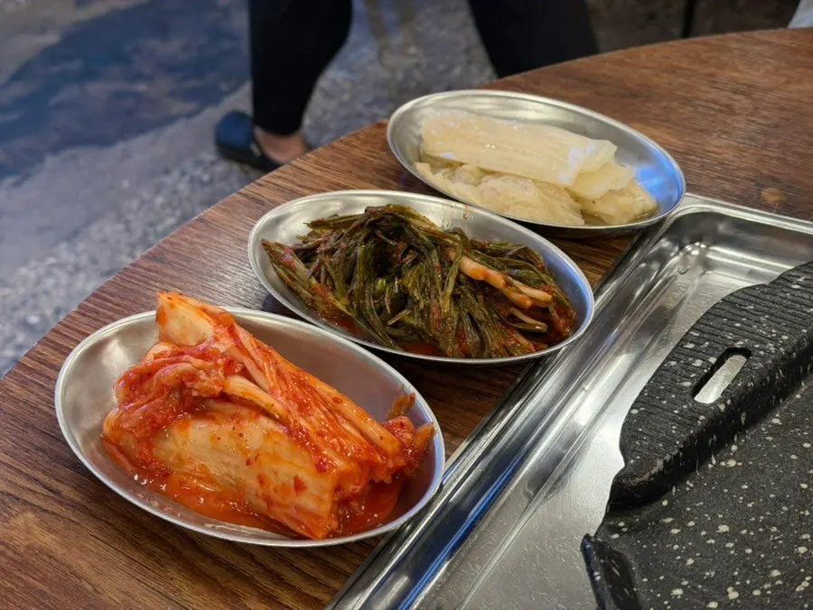 백김치와 배추김치, 파절이 밑반찬 상차림