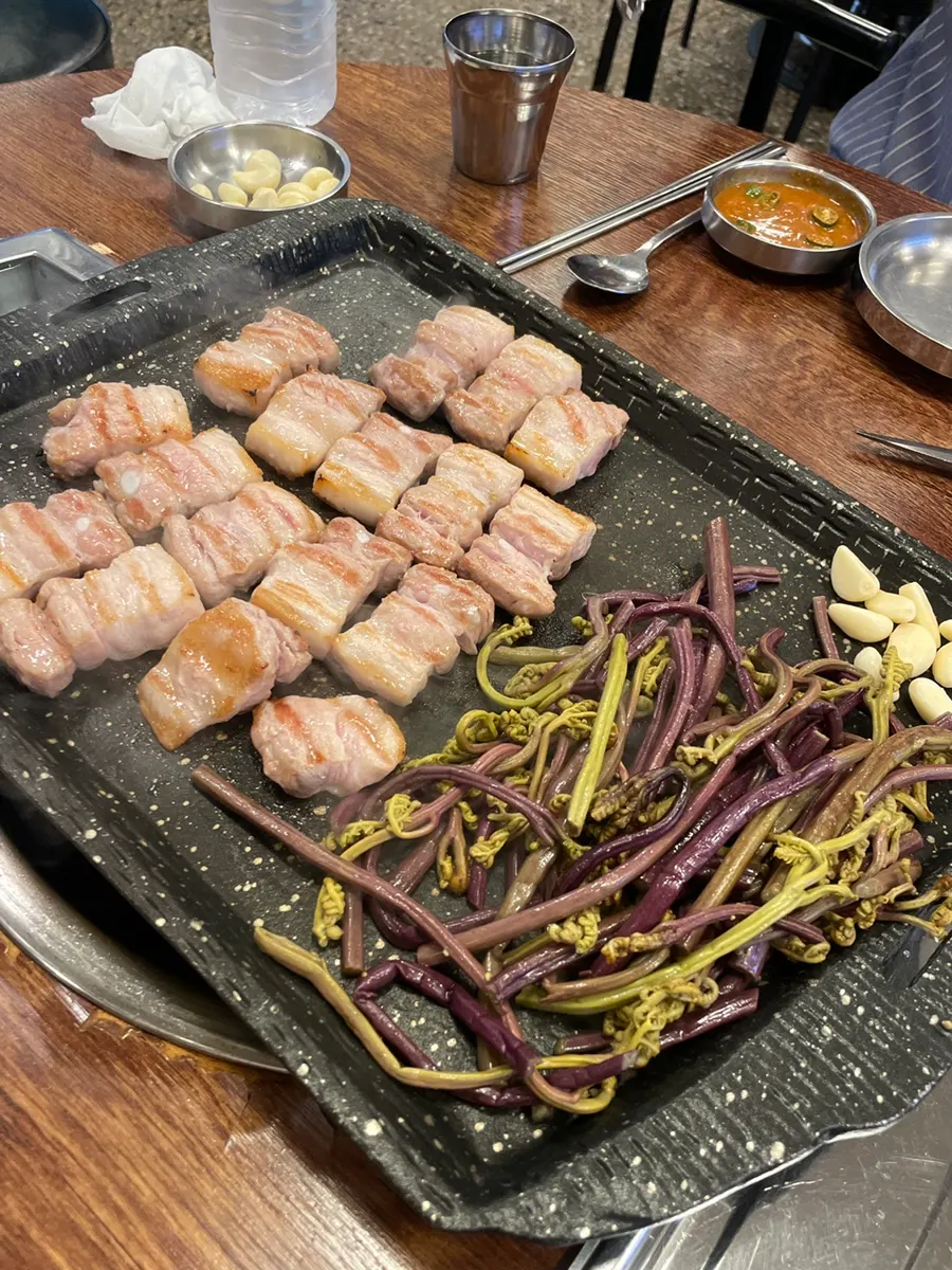 참숯으로 초벌한 통삼겹살