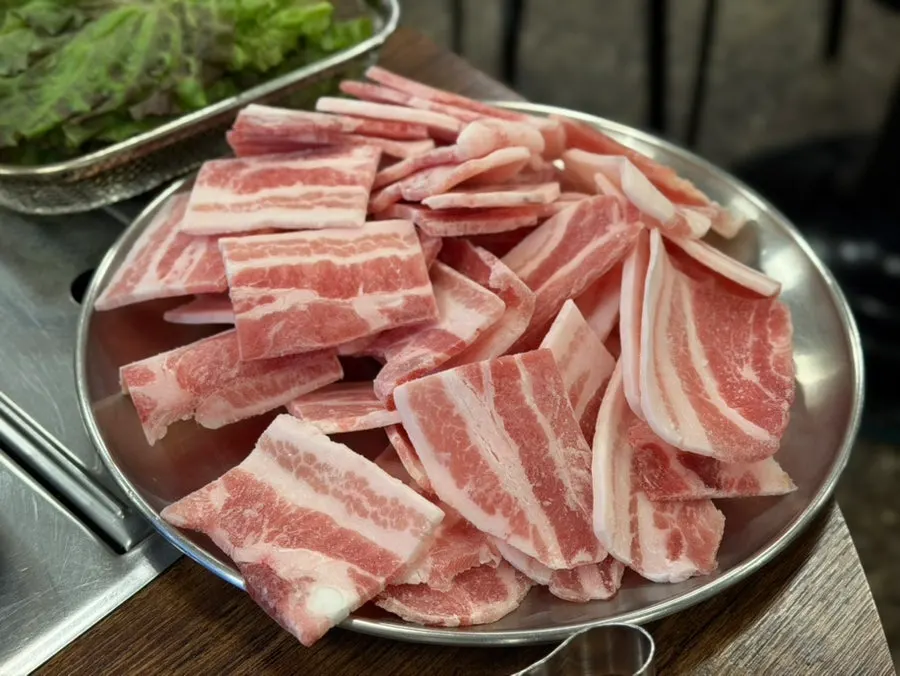 접시에 담겨 나온 냉동삼겹살 3인분