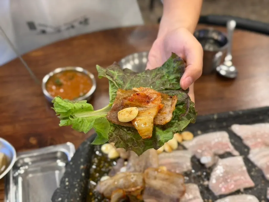 상추에 고기와 마늘을 올린 쌈