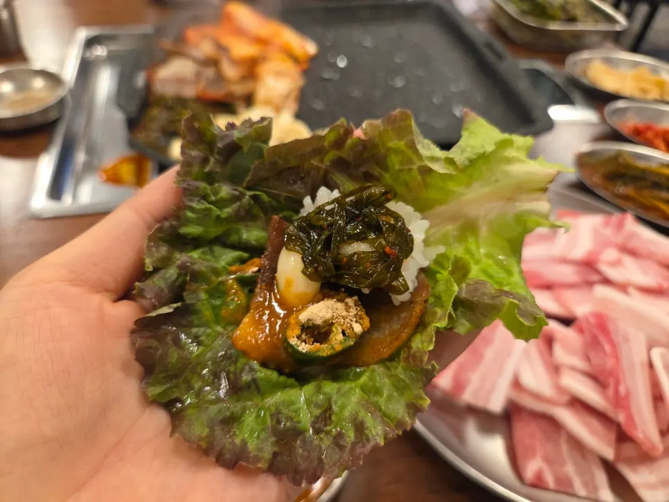 Scallion kimchi grilled together with pork belly on the pan