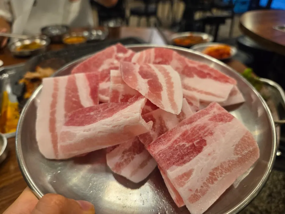 Pork belly and kimchi piled on white rice