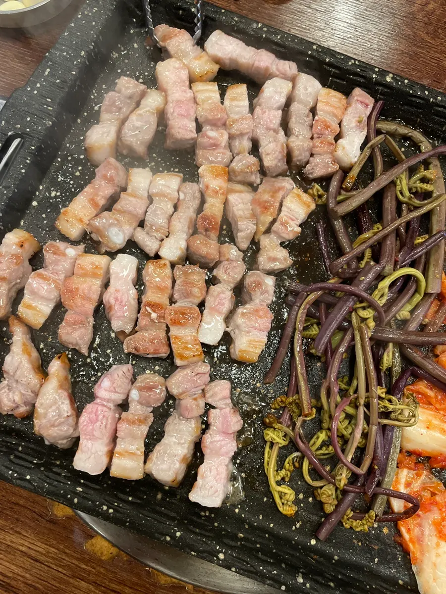 두툼한 통삼겹살 익은 모습